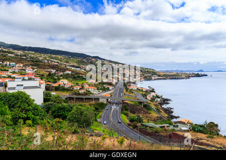 Madère côte à l'autoroute le long de Santa Cruz et offre une vue à l'aéroport, Madeira, Portugal Banque D'Images