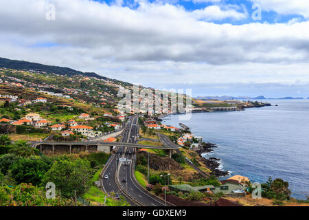 Madère côte à l'autoroute le long de Santa Cruz et offre une vue à l'aéroport, Madeira, Portugal Banque D'Images