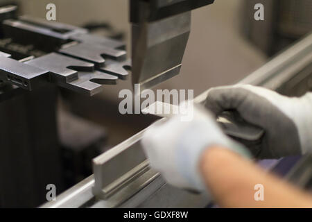 Close up à l'aide de machines à travailleur d'usine d'acier Banque D'Images