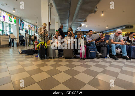 Passagers en salle d'embarquement à l'aéroport Galileo Galilei en attente de leur vol, Pise, Toscane, Italie Banque D'Images