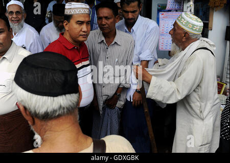 Après la prière du vendredi à Yangon Banque D'Images