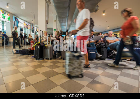 Passagers en salle d'embarquement à l'aéroport Galileo Galilei en attente de leur vol, Pise, Toscane, Italie Banque D'Images