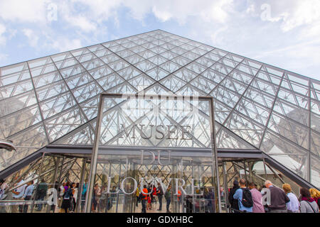 L'entrée de la pyramide de verre du Louvre à Paris, France, 2014 Banque D'Images