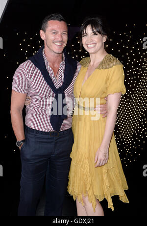 Luke Evans et Daisy Lowe assistant à un dîner VIP à Londres pour célébrer l'ouverture de W Hotel Dubaï. ASSOCIATION DE PRESSE Photo. Photo date : mercredi 20 juillet 2016. Crédit photo doit se lire : Doug Peters/PA Wire Banque D'Images