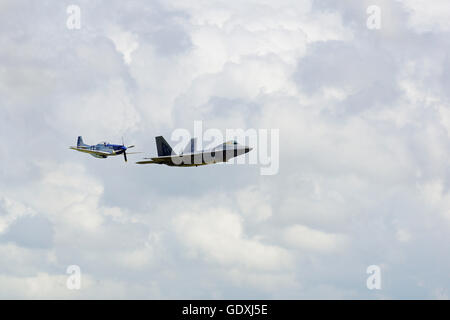 Lockheed Martin F-22 et P-51-20 Mustang 'Miss HELEN' affichage à RAF de Duxford Flying Legends Banque D'Images