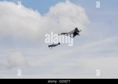 Lockheed Martin F-22 et P-51-20 Mustang 'Miss HELEN' affichage à RAF de Duxford Flying Legends Banque D'Images