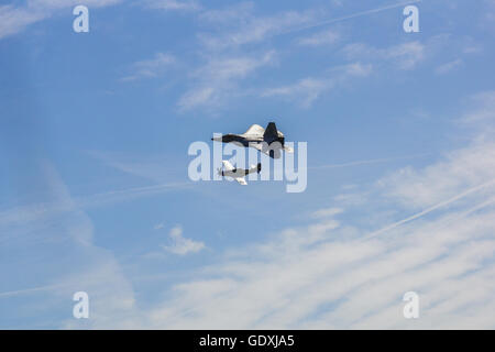 Lockheed Martin F-22 et P-51-20 Mustang 'Miss HELEN' affichage à RAF de Duxford Flying Legends Banque D'Images