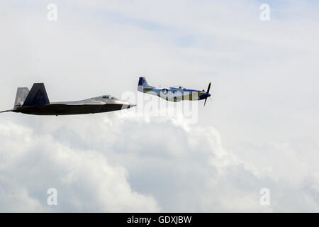 F-22 Raptor · Lockheed Martin et P-51-20 Mustang 'Miss HELEN' Banque D'Images