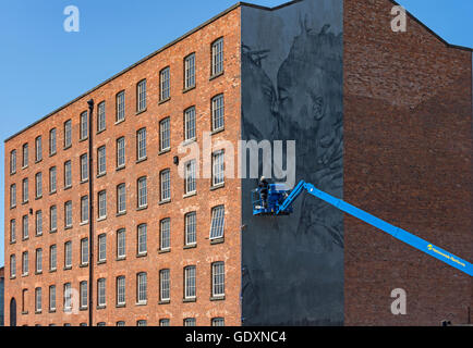 Artiste de rue foi47 au travail sur la murale '722-481 BC' sur le côté de Brownsfield, Moulin, 4Rs Salford-manchester Manchester, Angleterre, RU Banque D'Images