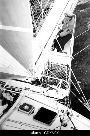 Nouvelles photos d'AJAX. 5ème Juin, 1988. PLYMOUTH, en Angleterre. CARLSBERG - SINGLE HANDED TRANSAT - VUE AÉRIENNE - PHILIPPE POUPON DE PARIS, perché dans son cockpit DIRECTION PERSONNALISÉE SUR LE TRIMARAN DE 60 PIEDS DE FLEURY MICHON AU DÉBUT DE LA COURSE DE CETTE ANNÉE. PHOTO:JONATHAN EASTLAND/AJAX REF:HDD/YA/FLEURY MICHON/TRANSAT 1988 Banque D'Images