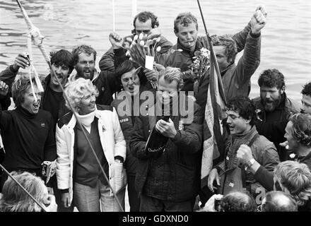 AJAXNETPHOTO. Mars 29th, 1982. GOSPORT, ENGLAND. - CORNELIS VAN RIETSCHOTEN (CENTRE AVEC BOUTEILLE) ET L'ÉQUIPAGE DU YACHT NÉERLANDAIS FLYER CÉLÉBRER LEUR HANDICAP GAGNER DE LA WHITBREAD RACE LORSQU'ILS SONT ARRIVÉS AU PORT. PHOTO:JONATHAN EASTLAND/AJAX REF;822903 4 19 Banque D'Images