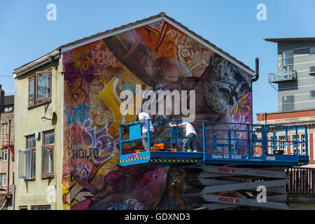 'Conflit' une murale d'Hercule Le Centaure, lutte contre l'espagnol par artiste de rue duo Pichiavo, Port Street, Manchester, Angleterre, RU Banque D'Images