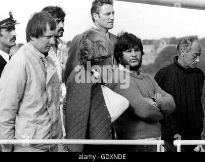 Nouvelles photos d'AJAX. 16 août 1979. PLYMOUTH, Angleterre. - FASTNET RACE 1979 - LES SURVIVANTS DE LA FASTNET RACE ATTENDRE SUR LE PONT DE LA FRÉGATE NÉERLANDAISE OVERIJSSEL AVANT L'ATTERRISSAGE À DEVONPORT DOCKS PLYMOUTH. PHOTO:JONATHAN EASTLAND/AJAX. REF :()YAR   79 survivants de l'FPN Banque D'Images