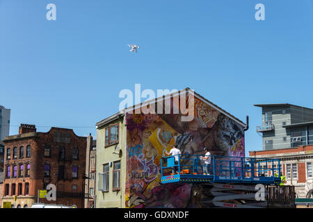 Artiste de rue duo espagnol Pichiavo au travail avec un bourdon les frais généraux, la rue du Port, Manchester, Angleterre, RU Banque D'Images