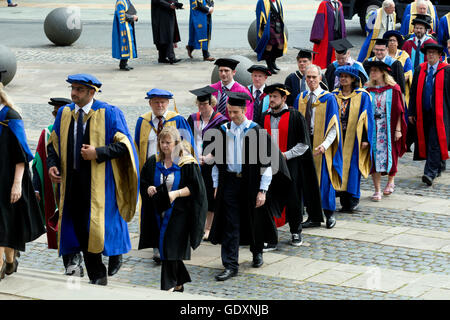 La procession d'universitaires à l'Université de Coventry le jour de graduation, Coventry, Royaume-Uni Banque D'Images