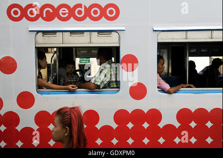 Le Myanmar. Yangon. 2014. Train Ooredoo Banque D'Images