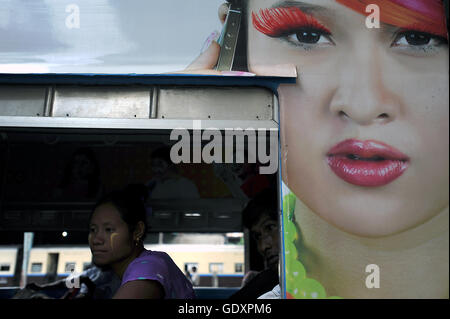 Le Myanmar. Yangon. 2014. Train Ooredoo Banque D'Images