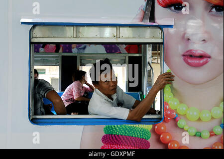 Le Myanmar. Yangon. 2014. Train Ooredoo Banque D'Images