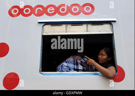 Le Myanmar. Yangon. 2014. Train Ooredoo Banque D'Images