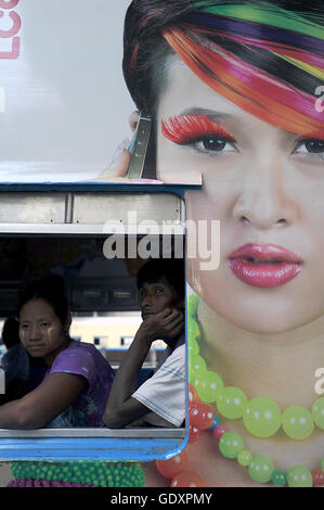 Le Myanmar. Yangon. 2014. Train Ooredoo Banque D'Images