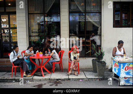 Le Myanmar. Yangon. 2014. Café de la rue Banque D'Images