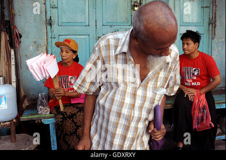 Le Myanmar. Yangon. 2015. Soutien de la NLD Banque D'Images