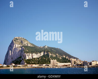 Gibraltar, un jour ensoleillé, vu de l'autre côté de la baie Banque D'Images