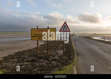Signes de danger dans une chaussée à marée basse à l'île sacrée de Lindisfarne, Northumberland, England, UK Banque D'Images
