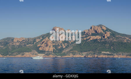 Roches rouges de l'Esterel côte méditerranéenne, la plage et la mer. French Riviera Cote d Azur proche de Cannes, Provence, France, Europe. Banque D'Images