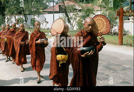 Le Myanmar. Thandwe. L'année 2008. Les moines bouddhistes Banque D'Images