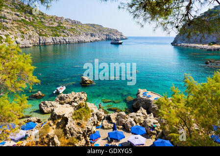 Donnant sur la magnifique plage de Baie Anthony Quinn Rhodes Grèce Europe Banque D'Images