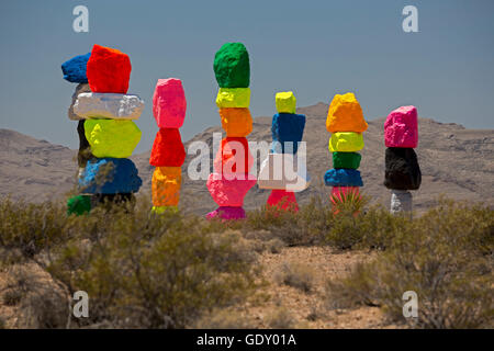 Jean, Nevada - Sept Montagnes magiques, une installation d'art public dans le désert près de Las Vegas, par l'artiste suisse Ugo Rondinone. Banque D'Images