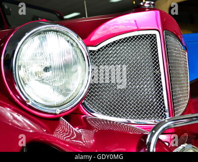 Voiture automobile Classique Rose chrome grill.libre. Banque D'Images