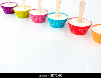 Six Glaces Cupcake glacés dans une rangée Banque D'Images