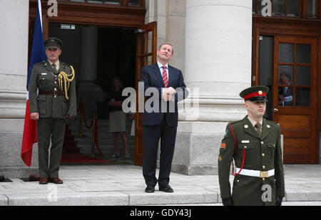 Taoiseach Enda Kenny attend d'accueillir le président français François Hollande à son arrivée à des édifices gouvernementaux à Dublin. Banque D'Images