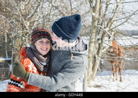 Jeune couple hugging dans paysage couvert de neige, Bavière, Allemagne Banque D'Images