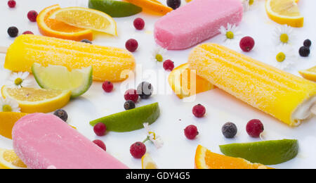 Glace jaune crème avec Corinthe et les bleuets sur fond blanc Banque D'Images