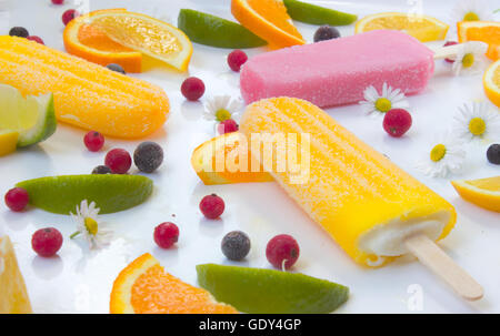 Glace jaune crème avec Corinthe et les bleuets sur fond blanc Banque D'Images