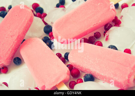 Des glaces avec des fruits et de la glace sur fond blanc Banque D'Images