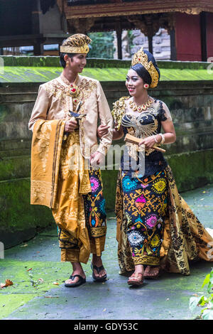 Couple balinais en vêtements traditionnels avant le mariage Banque D'Images