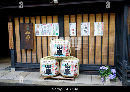 Souci de barils en dehors d'une brasserie traditionnelle à Takayama, préfecture de Gifu au Japon. Banque D'Images