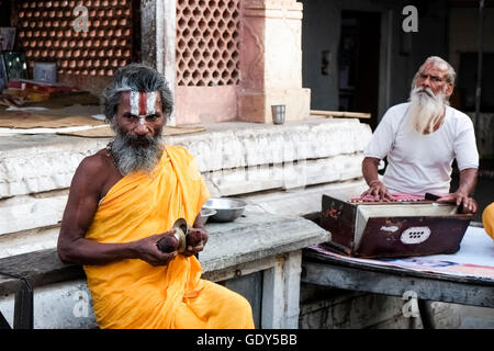 Un sadhu (ascète ou saint homme) et un musicien dans un temple à Jaipur, Rajasthan, Inde. Banque D'Images