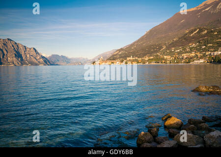 Panorama du lac de Garde (Italie) près de la ville de Malcesine a appelé la "perle du lac". Banque D'Images
