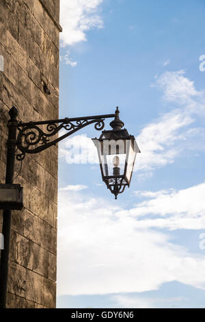 Vieille lampe de rue en fer forgé. Banque D'Images