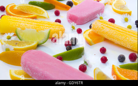 Glace jaune crème avec Corinthe et les bleuets sur fond blanc Banque D'Images