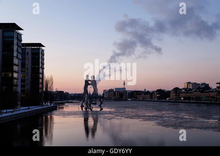 L'homme molécule sur la rivière Spree dans l'hiver à Berlin Treptow Banque D'Images