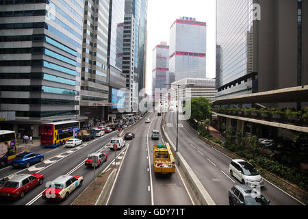 Route avec taxi rouge et blanc à Aberdeen, à Hong Kong, en Asie. Banque D'Images