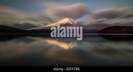 Le Mont Fuji sur le lac Yamanaka Banque D'Images