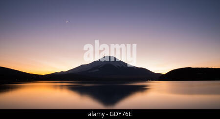 Le Mont Fuji sur le lac Yamanaka Banque D'Images