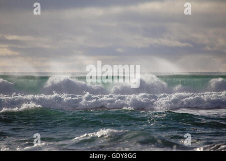 Les vagues de l'océan Atlantique Nord s'écraser sur une plage après une tempête Banque D'Images